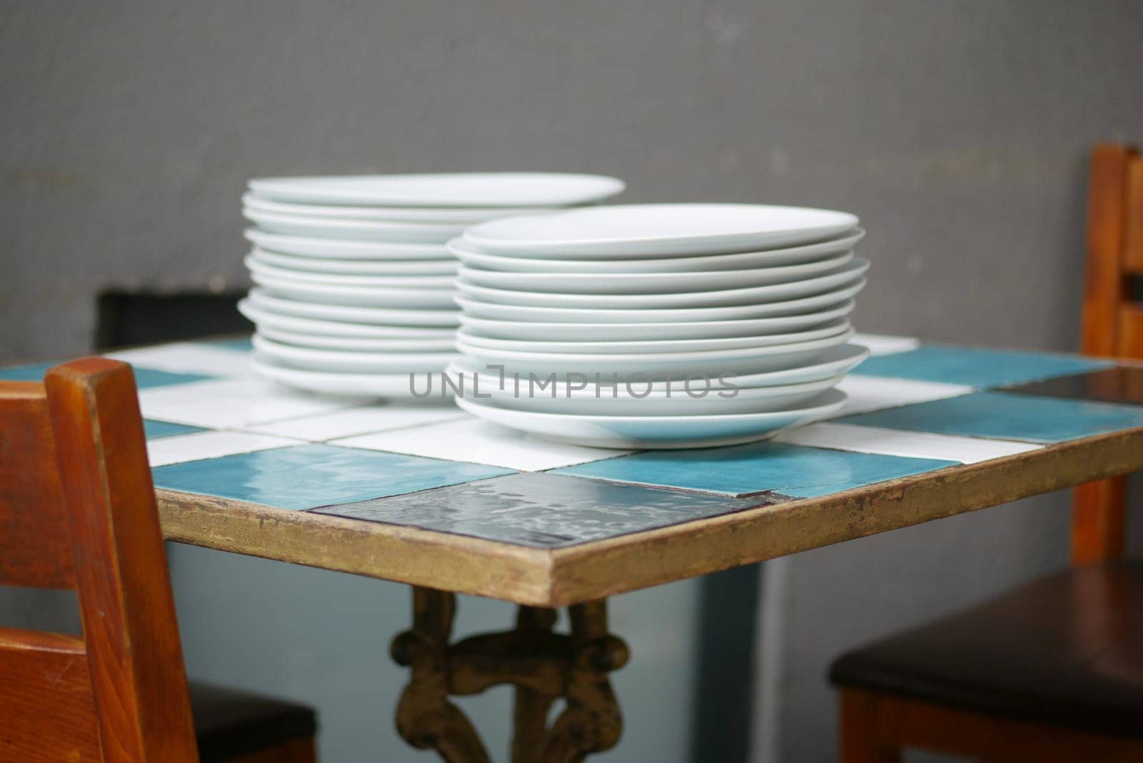 A vibrant table setting features stacked white plates, ready for a delightful dining experience