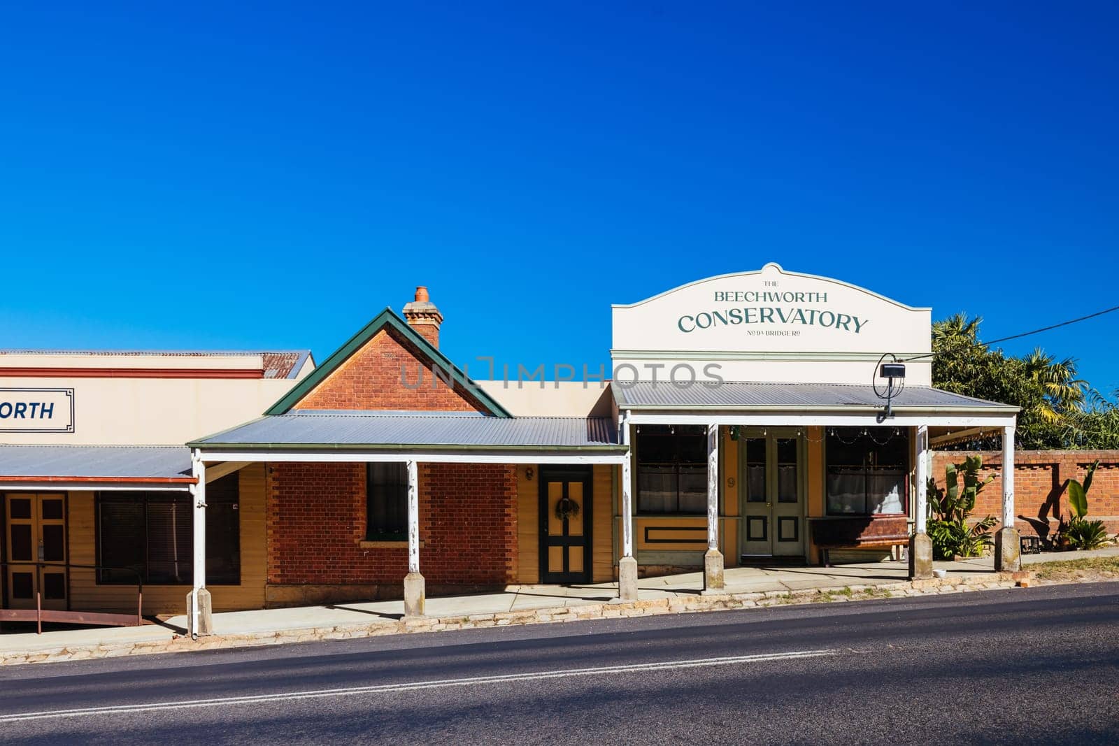 BEECHWORTH, AUSTRALIA - JANUARY 1 2025: Historic Beechworth town centre on a warm summer's day in Victoria, Australia on January 1st, 2025