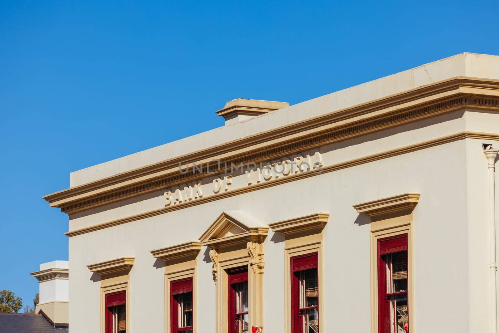 BEECHWORTH, AUSTRALIA - JANUARY 1 2025: Historic Beechworth town centre and Bank of Victoria on a warm summer's day in Victoria, Australia on January 1st, 2025