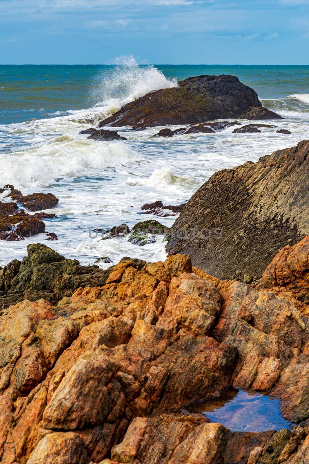 Waves crashing against the rocks by Fred_Pinheiro