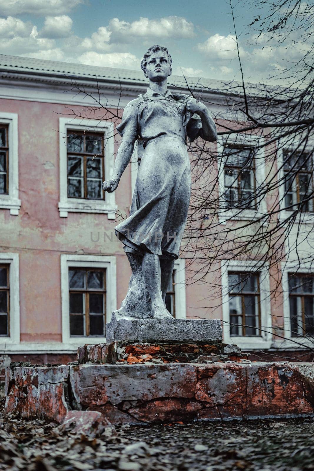 old monument to the girl. High quality photo
