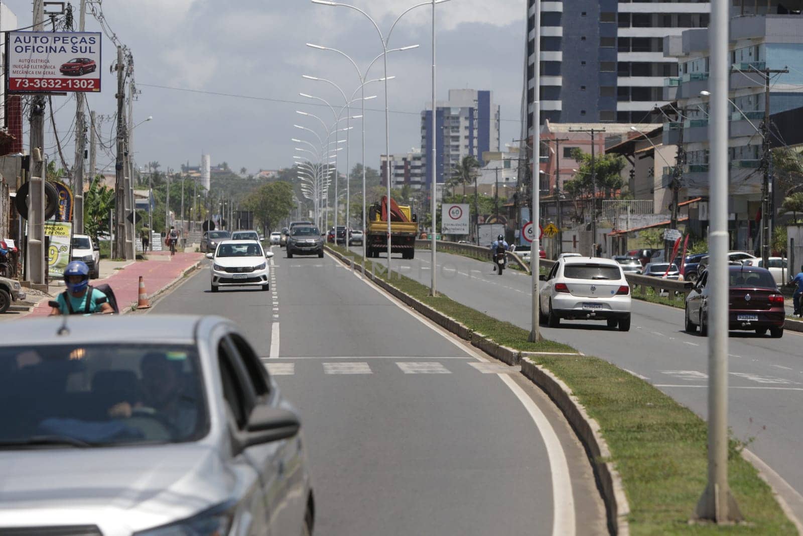 Movimentação de veículos em trecho de duplicação da rodovia estadual BA-001, na Orla Sul da cidade de Ilhéus (Joá Souza/ GOVBA).