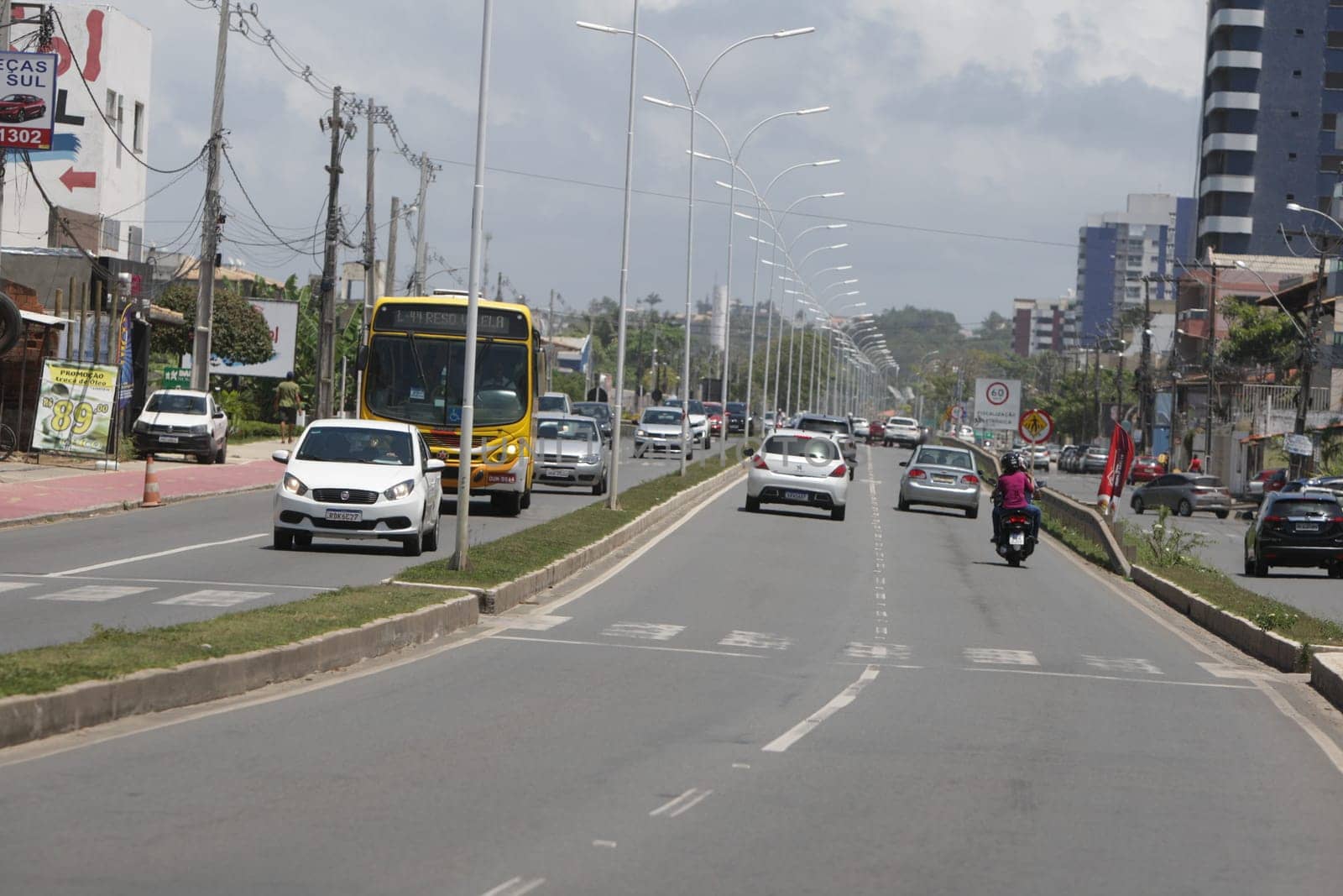 Movimentação de veículos em trecho de duplicação da rodovia estadual BA-001, na Orla Sul da cidade de Ilhéus (Joá Souza/ GOVBA).