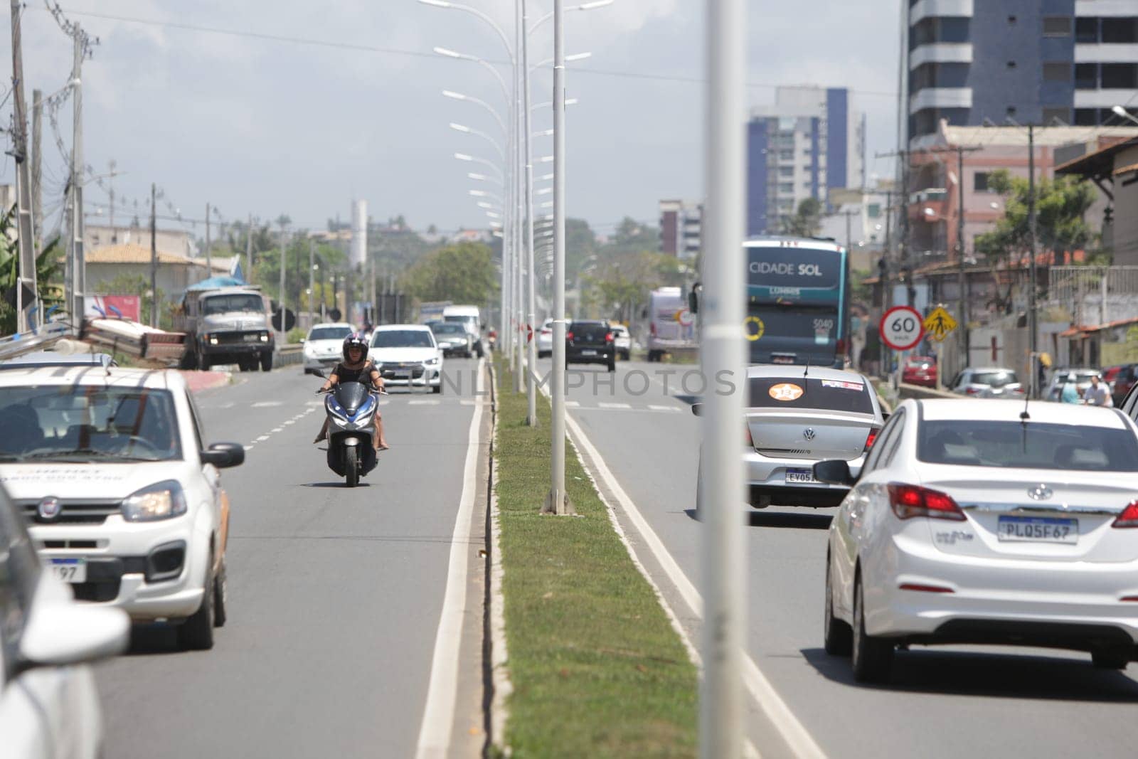 Movimentação de veículos em trecho de duplicação da rodovia estadual BA-001, na Orla Sul da cidade de Ilhéus (Joá Souza/ GOVBA).