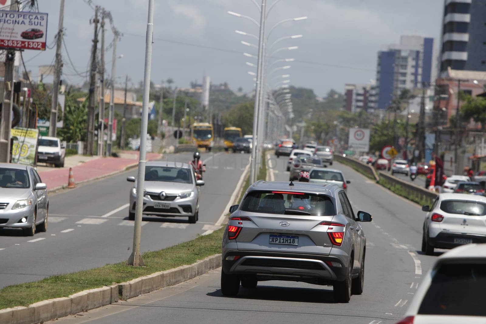 Movimentação de veículos em trecho de duplicação da rodovia estadual BA-001, na Orla Sul da cidade de Ilhéus (Joá Souza/ GOVBA).