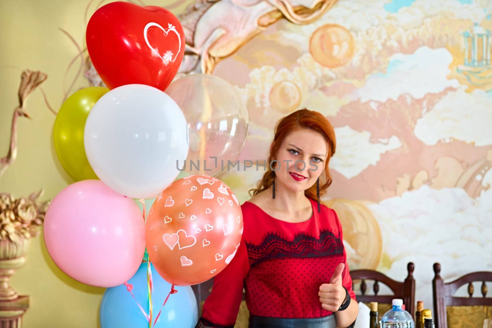 a person who introduces speakers, players, or entertainers