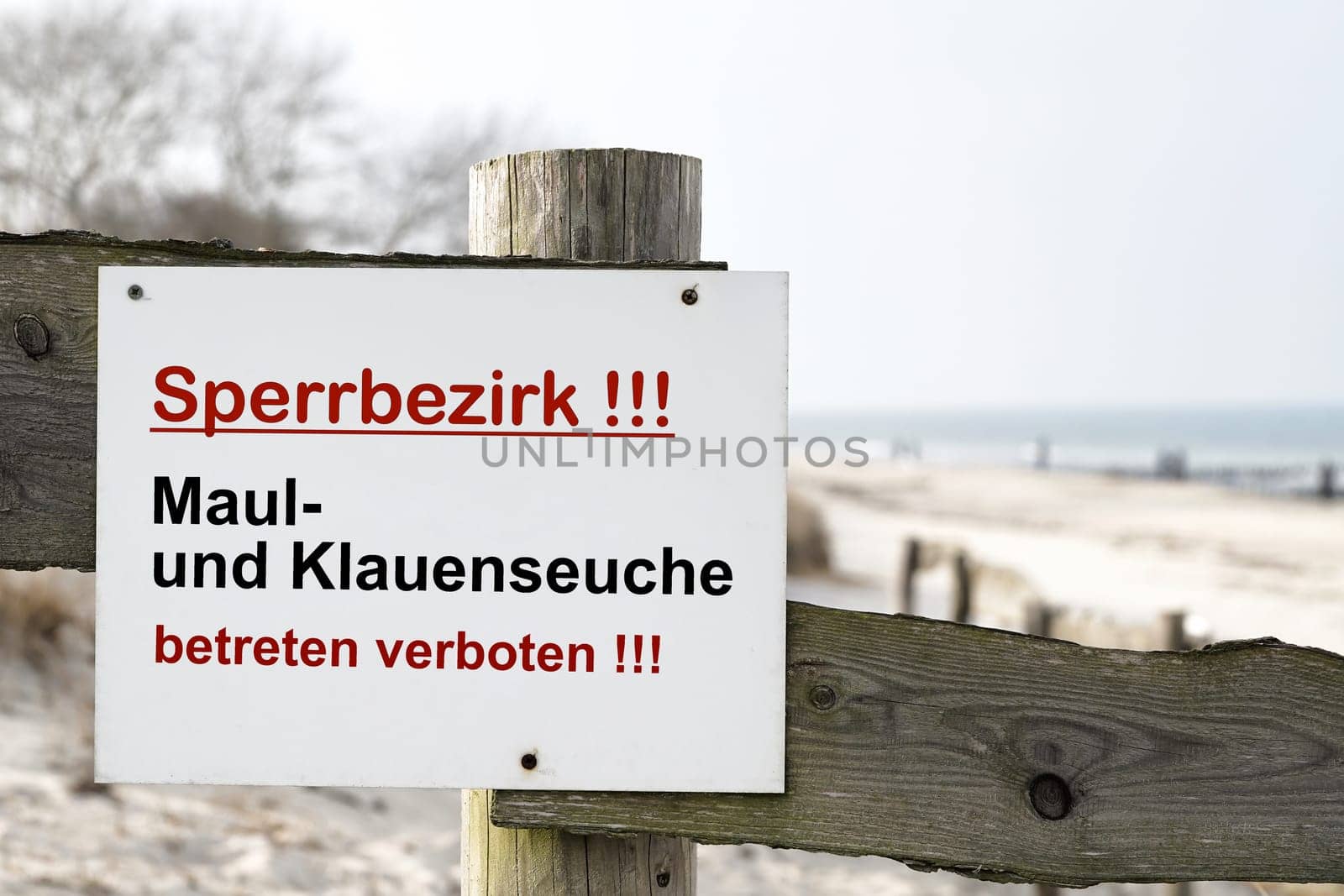 Sign with the German inscription Maul und Klauenseuche, betreten verboten. Translation: Foot and mouth disease, no trespassing