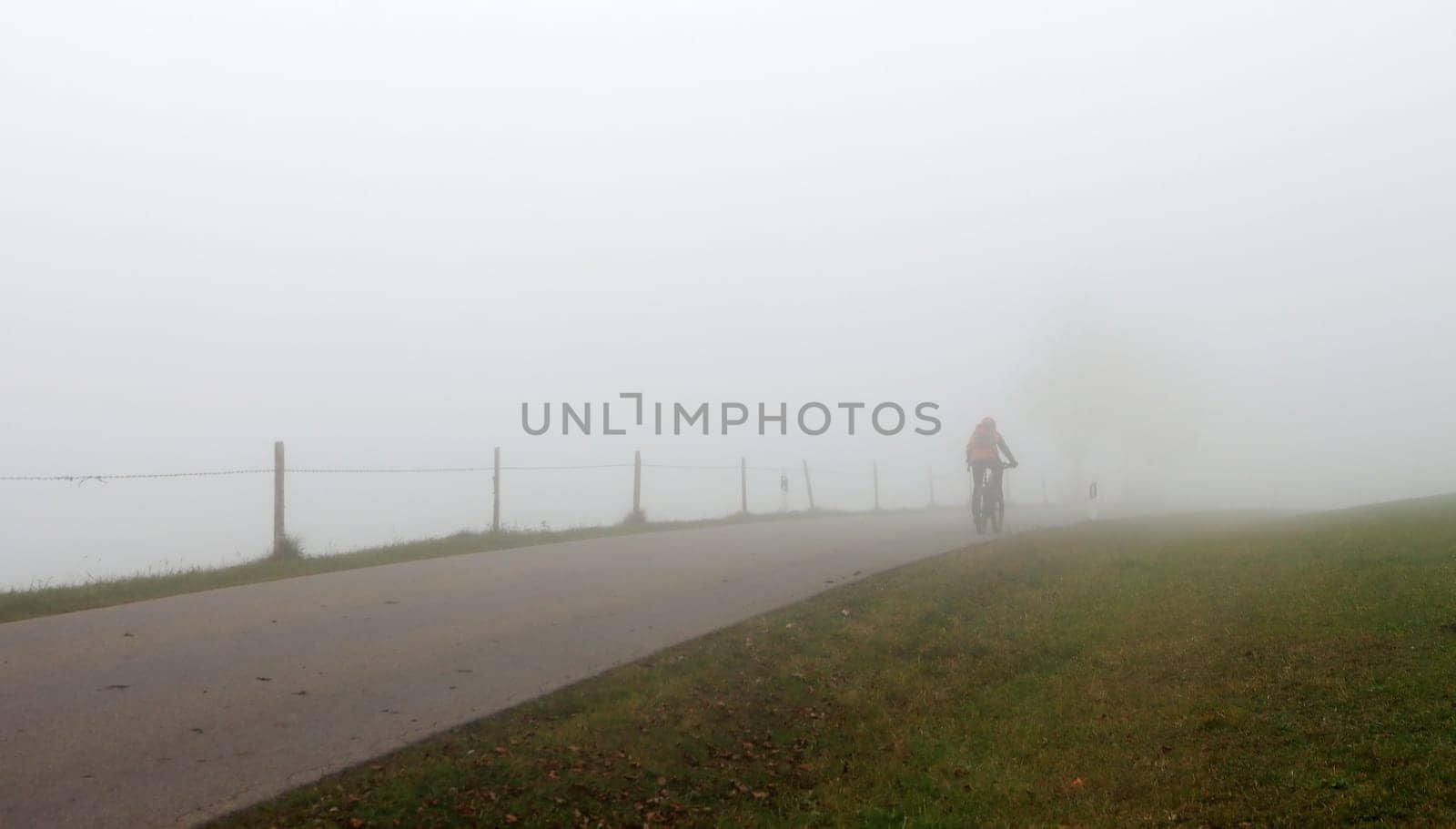 Radfahren bei Nebel im Herbst und Winter ist kalt und gefährlich