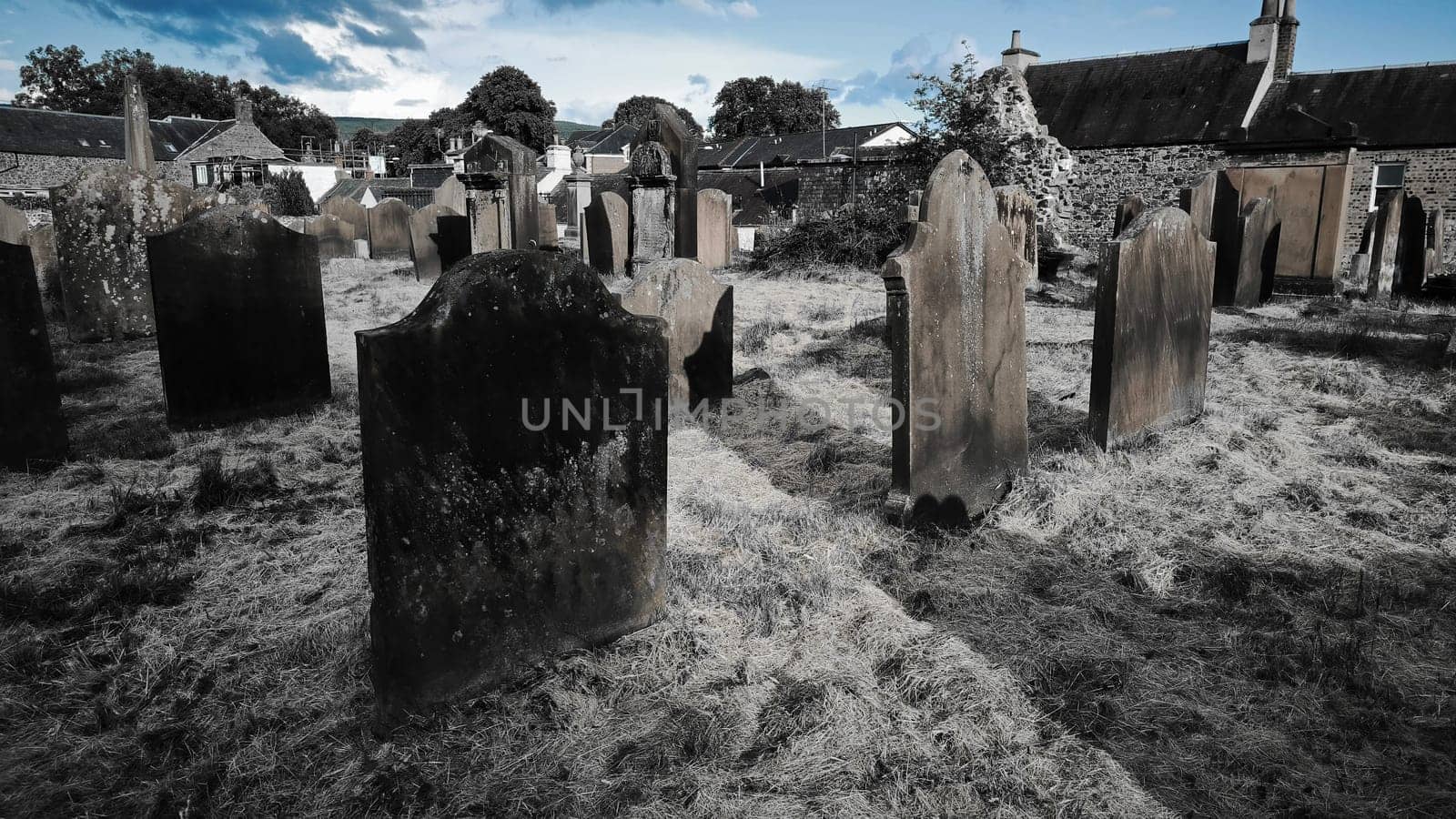Ein alter unheimlicher Friedhof in Schottland in dunklen Farben