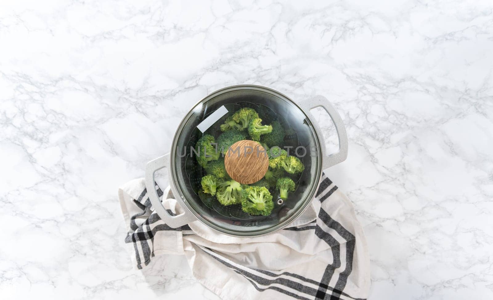 Steamed broccoli by arinahabich