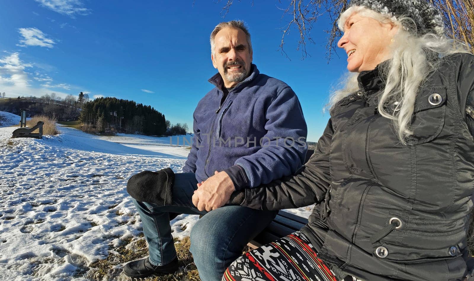 Lachende ältere Menschen. Zuneigung und Liebe unter einem Senioren Ehepaar.