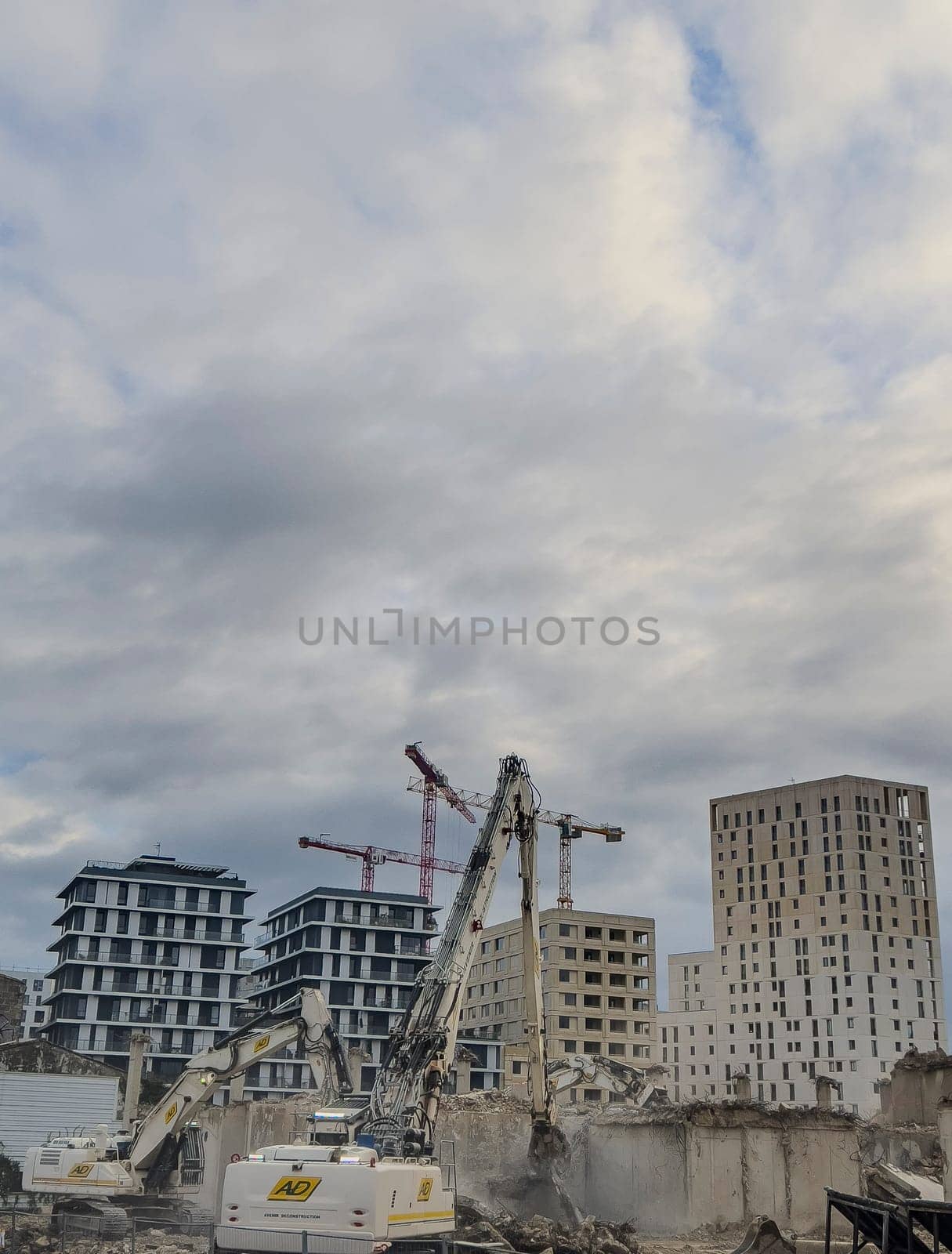 France, Bordeaux 01.20.2025, Building demolition excavator with mechanical arm. Destruction of houses. Heavy machinery, hydraulic construction equipment. High quality photo