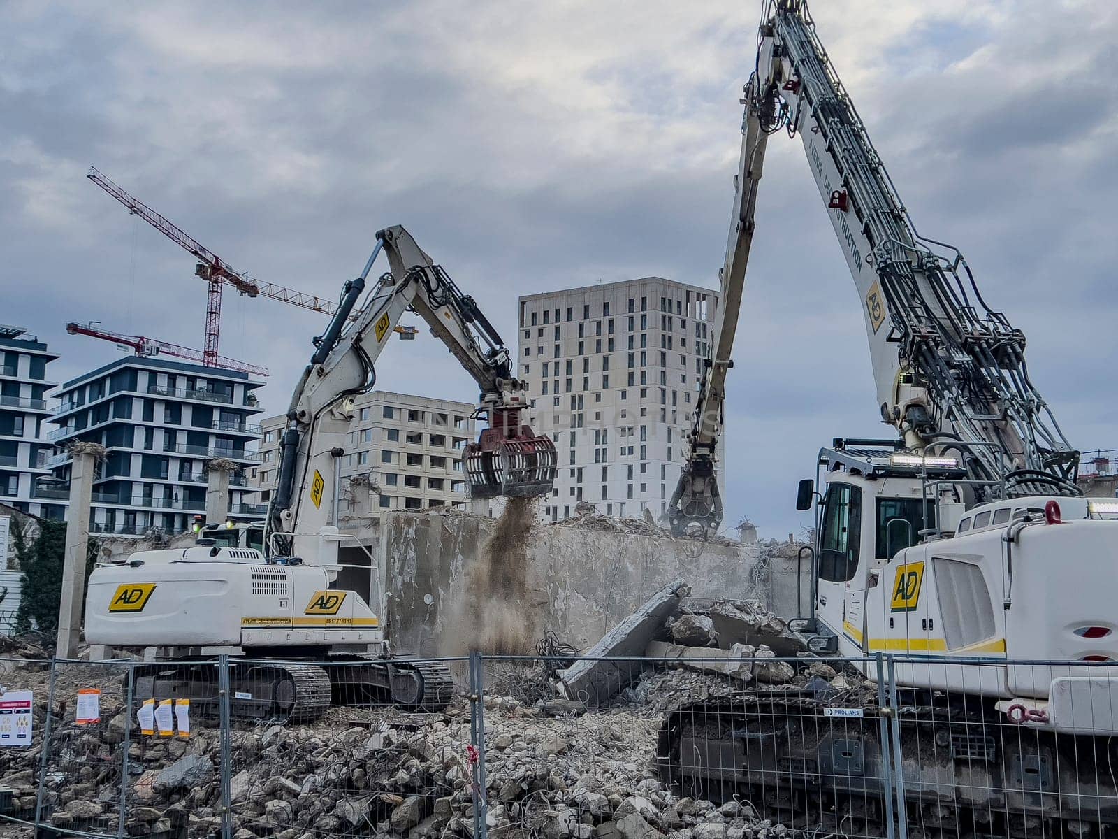 France, Bordeaux 01.20.2025, Building demolition excavator with mechanical arm. Destruction of houses. Heavy machinery, hydraulic construction equipment. High quality photo