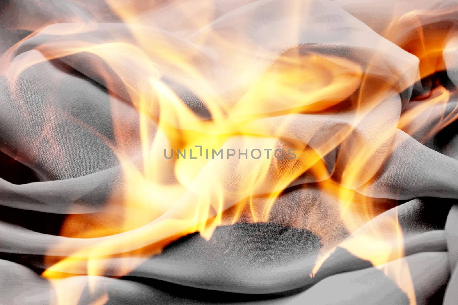Symbolfoto wenn eine Kleidung Feuer fängt