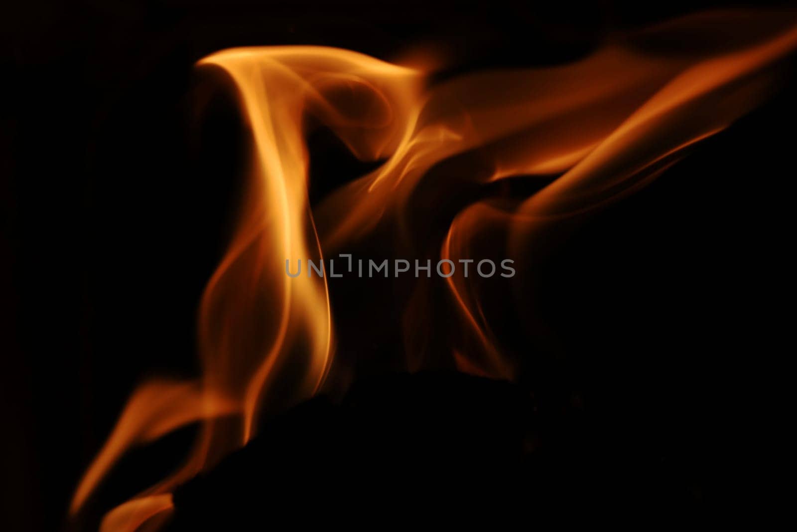Flammen von einem Feuer vor einem schwarzen Hintergrund
