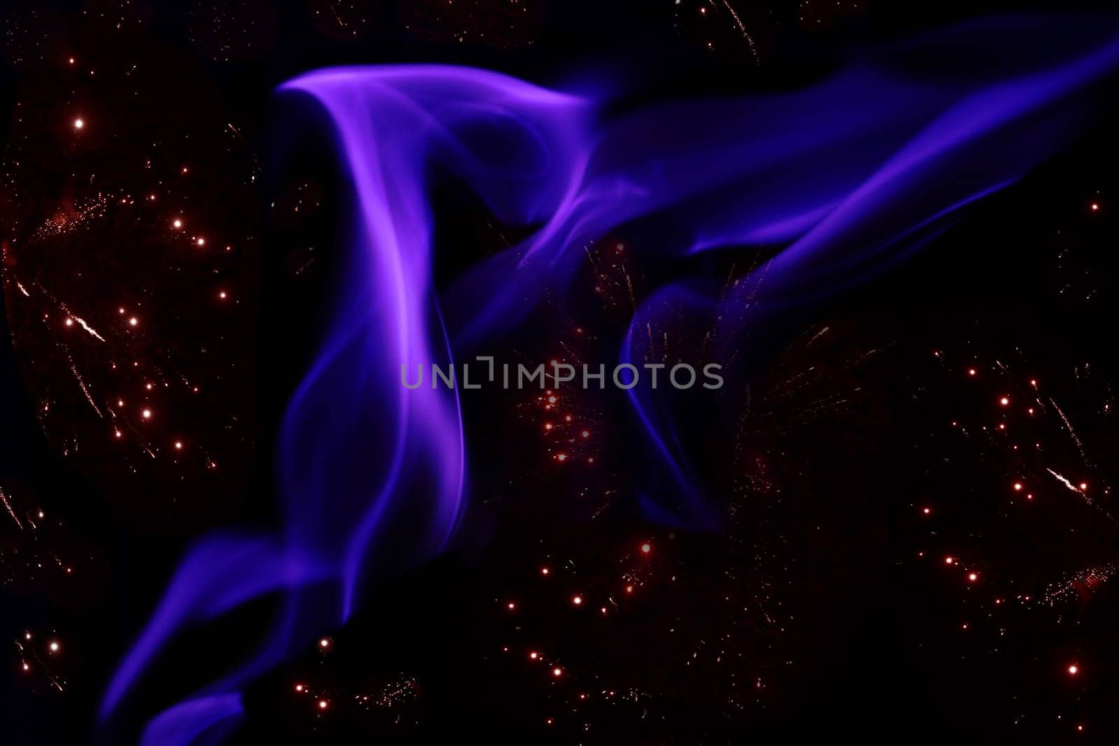 Flammen, Funken und Lichtpunkte in blau, lila und pink vor einem schwarzen Hintergrund