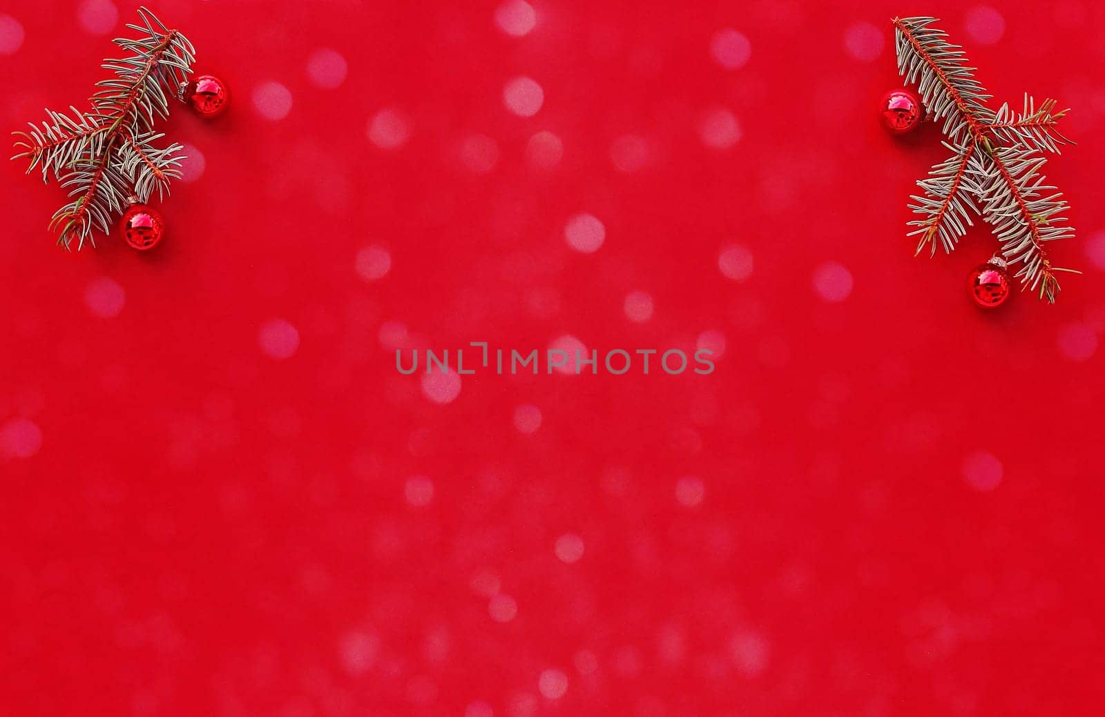Weihnachtlicher roter Hintergrund mit Tannenzweigen, Christbaumkugeln und Schneeflocken