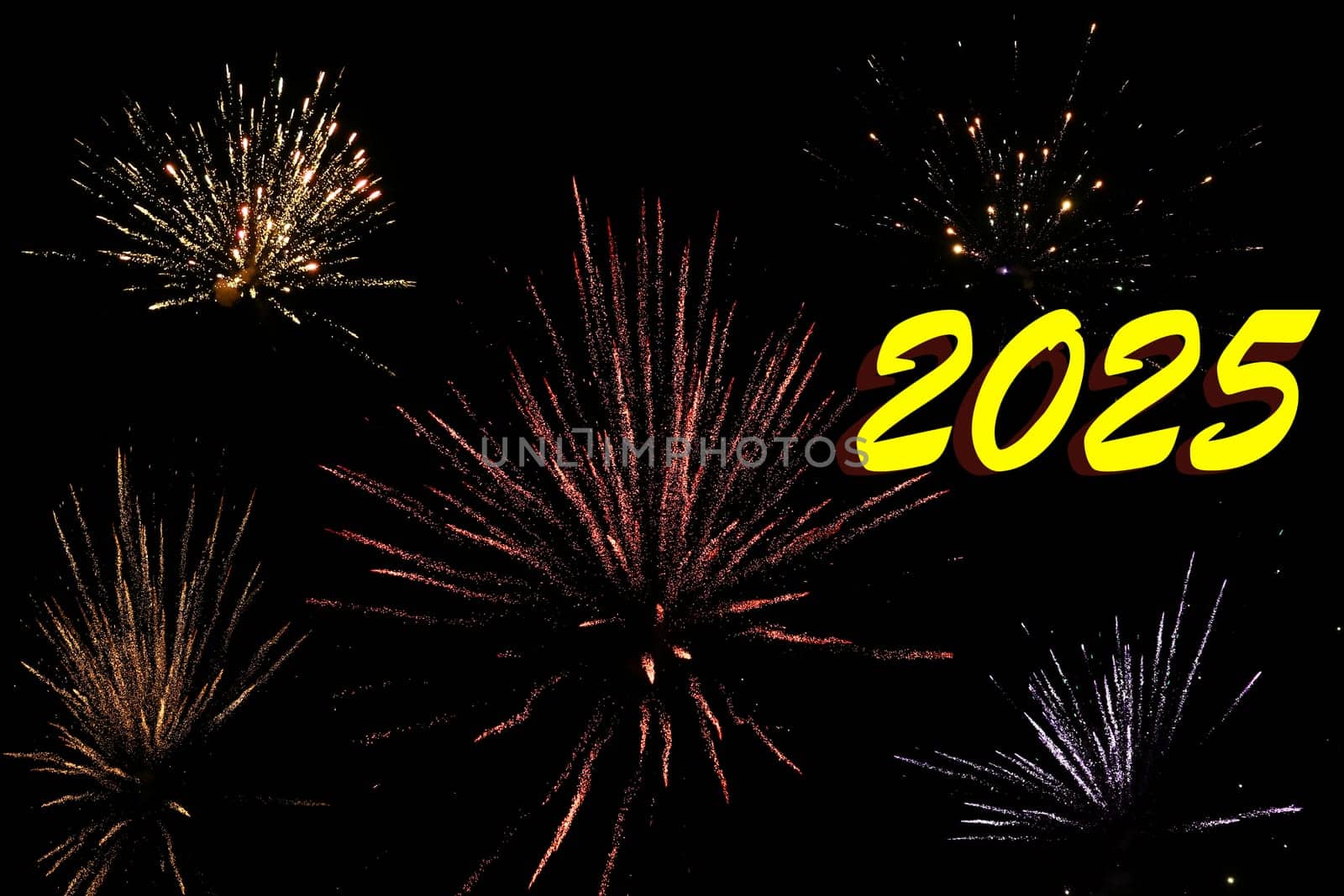 Jahreswechsel 2025 mit verschieden Silvesterraketen am schwarzen Himmel