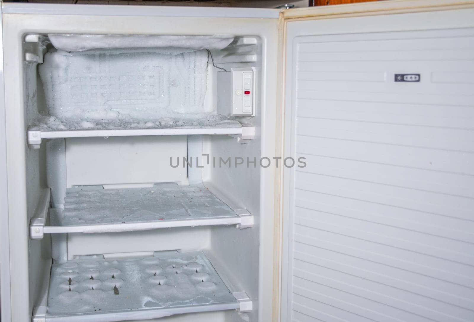 an ice crust has formed on the walls of the freezer and on the cooling tubes, and the ice is spreading, urgent defrosting is required,