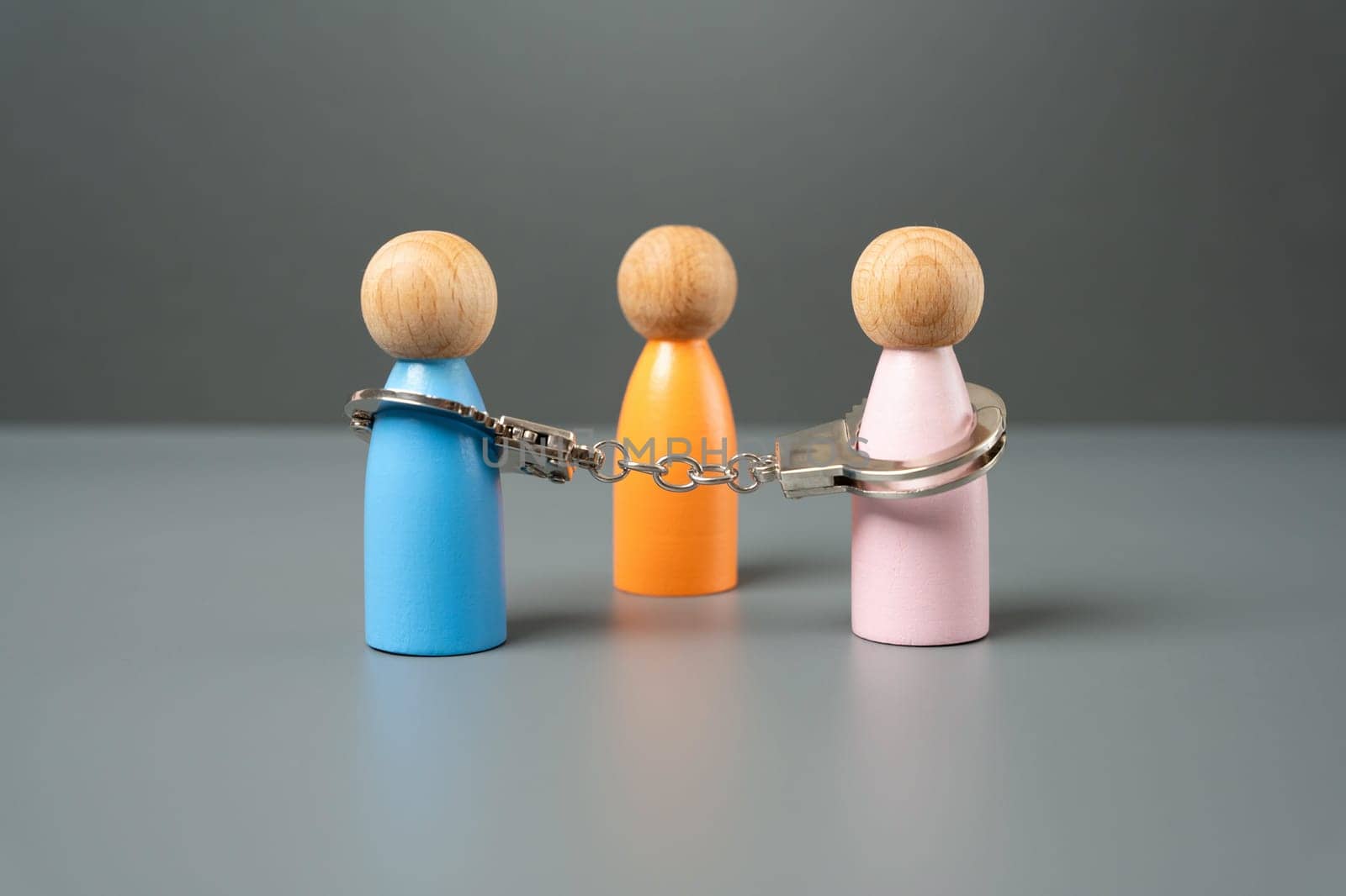 The couple are handcuffed by obligations. Marriage concept. Establish the obligations of the parties through a verdict. Problems in relationships. Difficulty reaching an agreement in divorce.