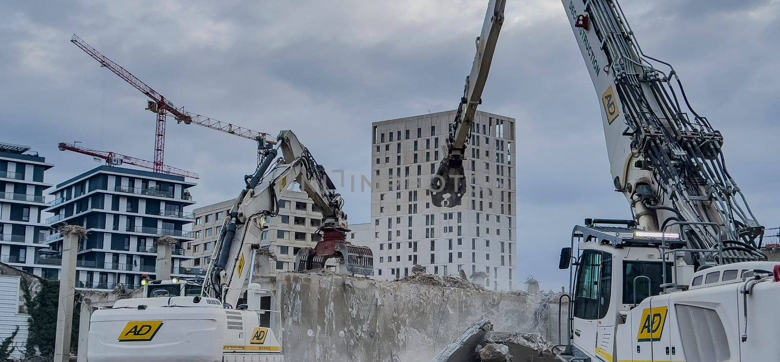 France, Bordeaux 01.20.2025, Building demolition excavator with mechanical arm. Destruction of houses. Heavy machinery, hydraulic construction equipment. High quality photo