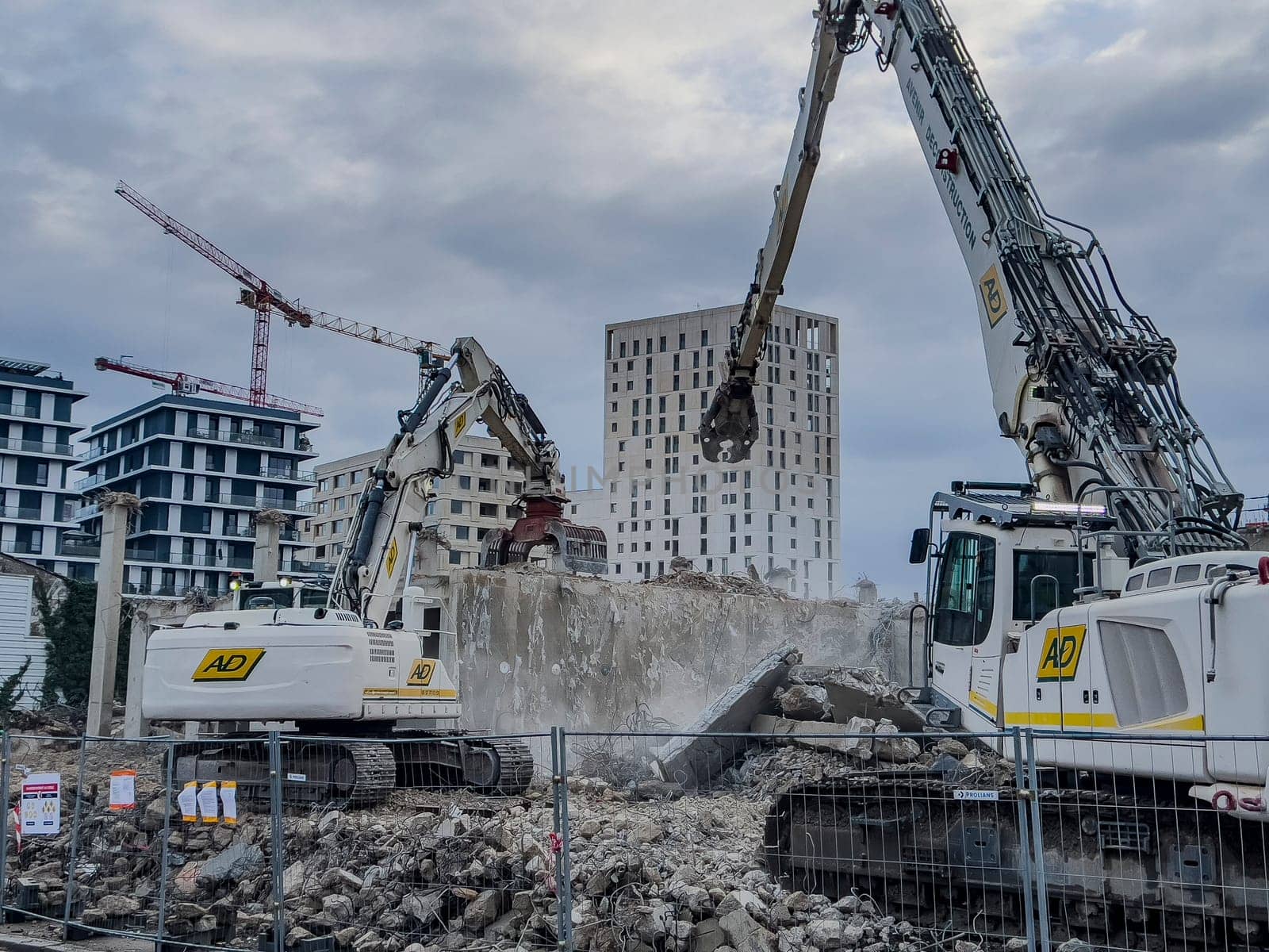 France, Bordeaux 01.20.2025, Building demolition excavator with mechanical arm. Destruction of houses. Heavy machinery, hydraulic construction equipment. High quality photo