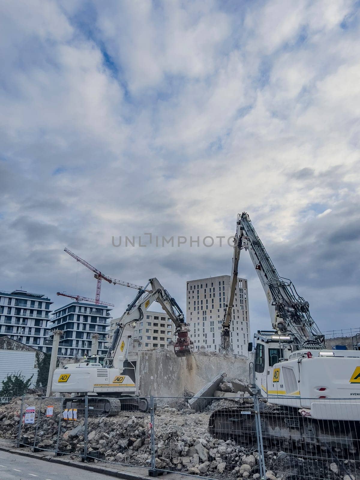 France, Bordeaux 01.20.2025, Building demolition excavator with mechanical arm. Destruction of houses. Heavy machinery, hydraulic construction equipment. High quality photo