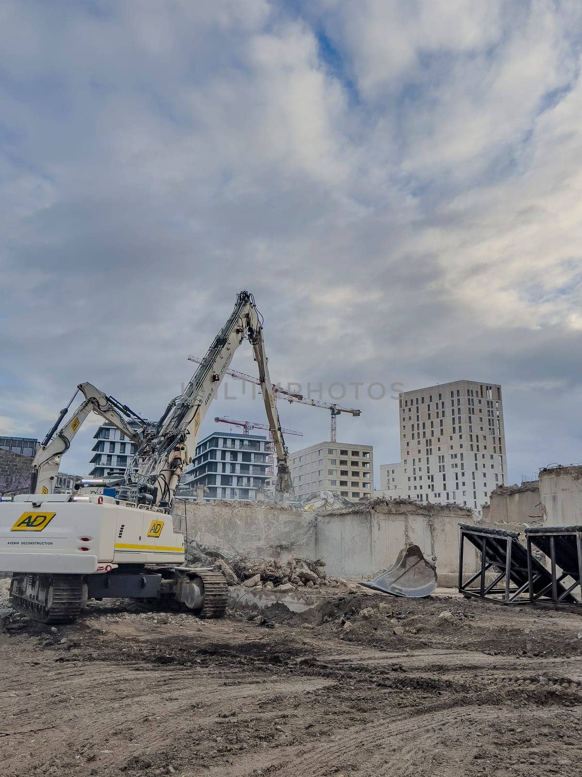France, Bordeaux 01.20.2025, Building demolition excavator with mechanical arm. Destruction of houses. Heavy machinery, hydraulic construction equipment. High quality photo