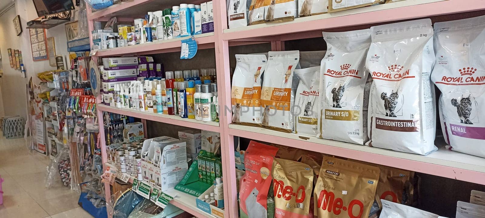 19-8-22 Chonburi, Thailand Pet shop and pet food shop are very popular with animal lovers.