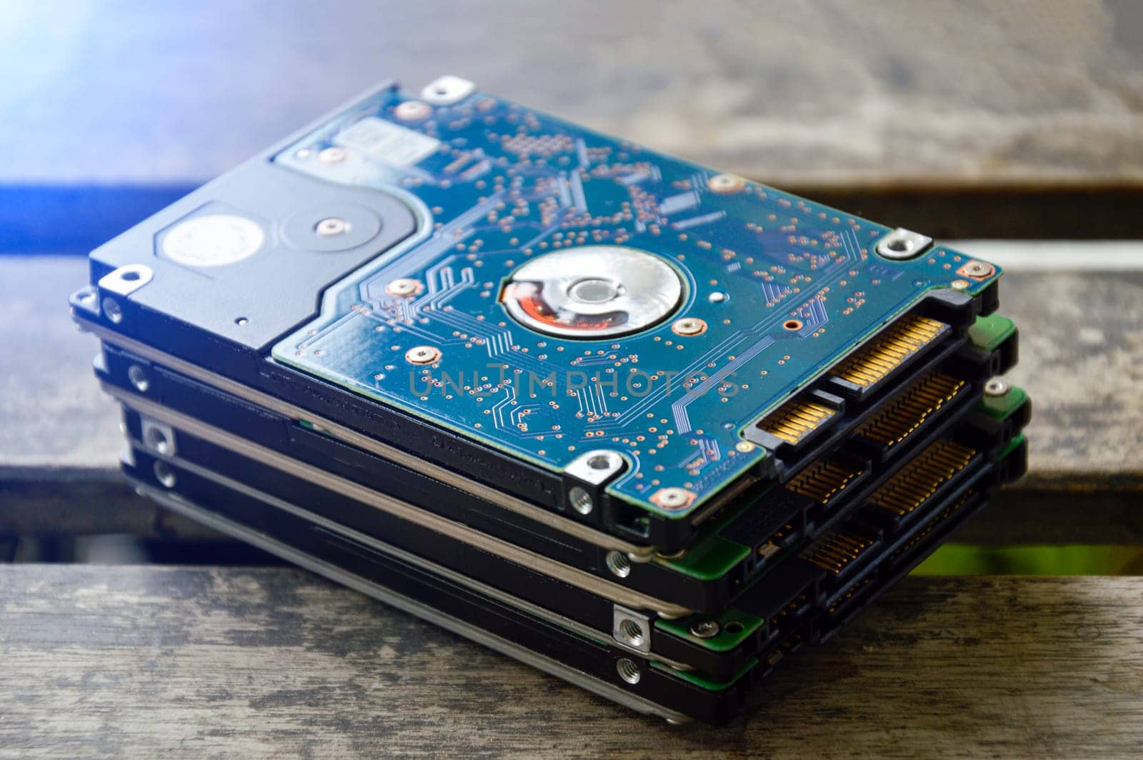 2.5-inch hard drives stacked on top of each other, currently still popular.