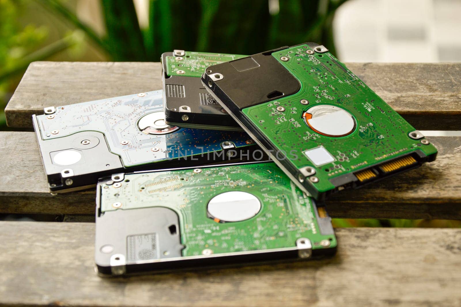 2.5-inch hard drives stacked on top of each other, currently still popular.