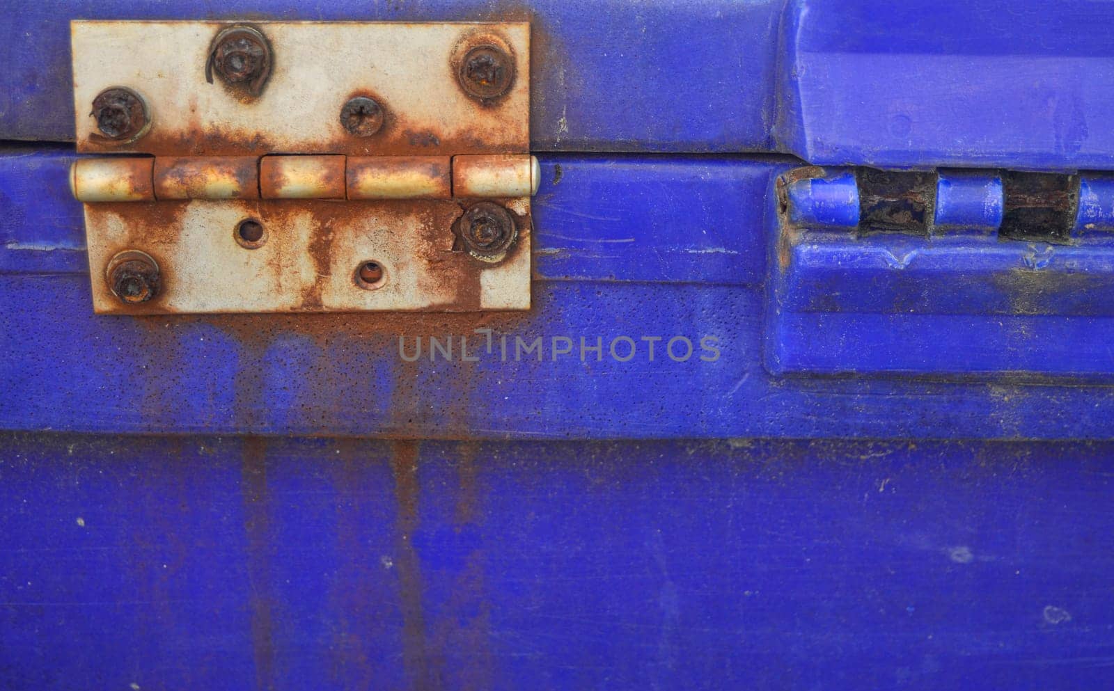The hinges have a lot of rust.
