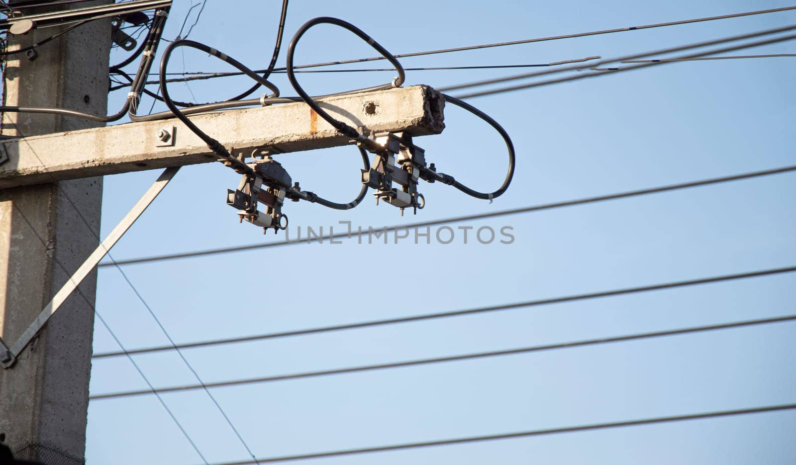 Picture of a large fuse mounted on a pole