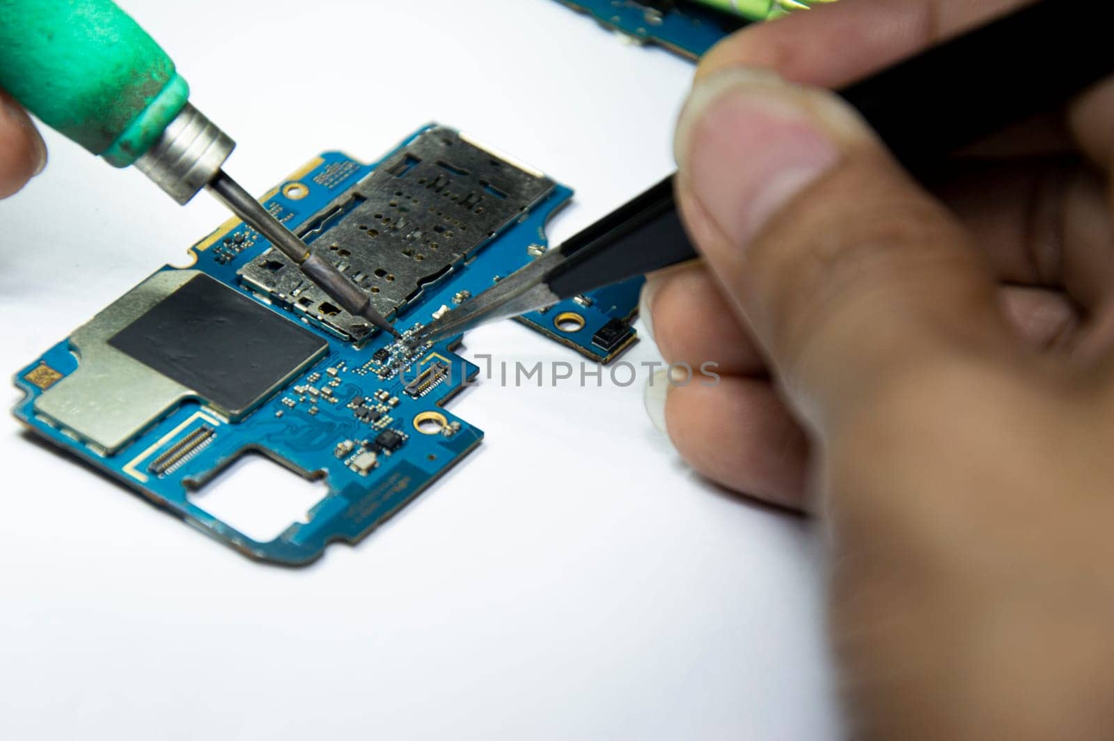 smartphone repair smartphone Soldered parts, male, close-up