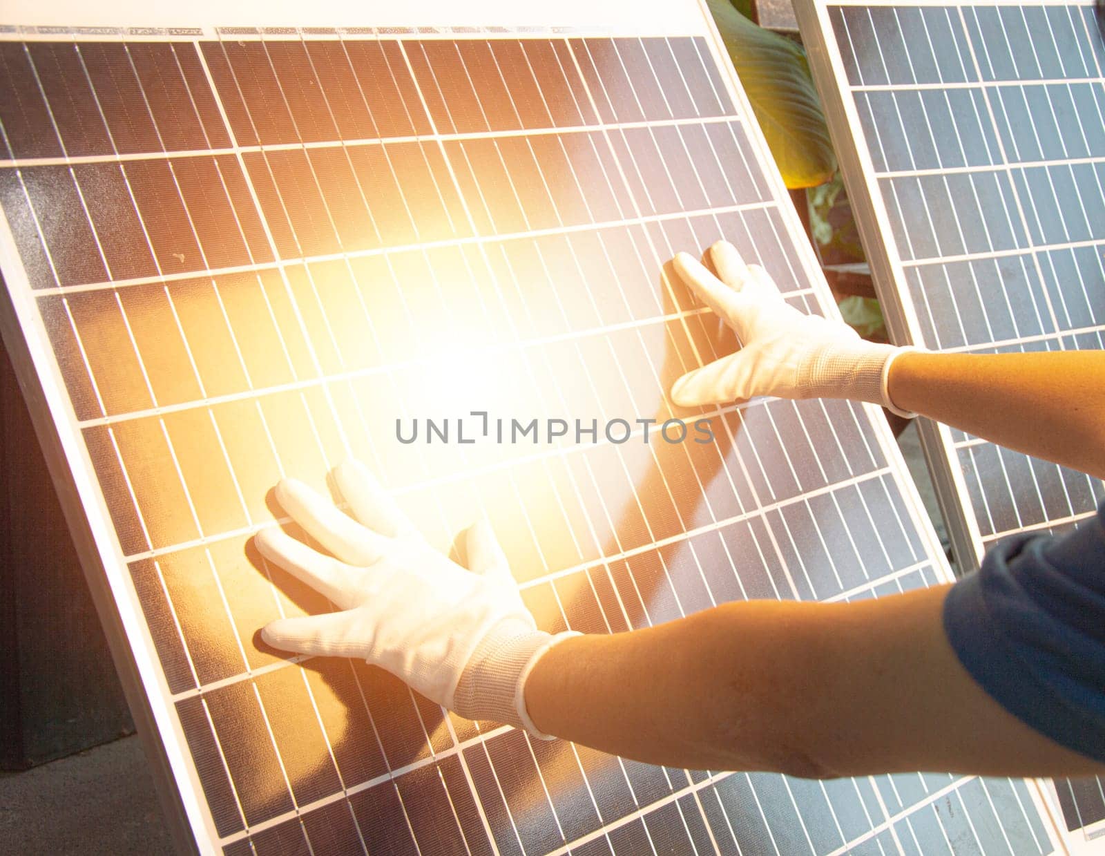 Clean energy concepts such as solar cells are increasingly being used, technicians are installing solar cells.