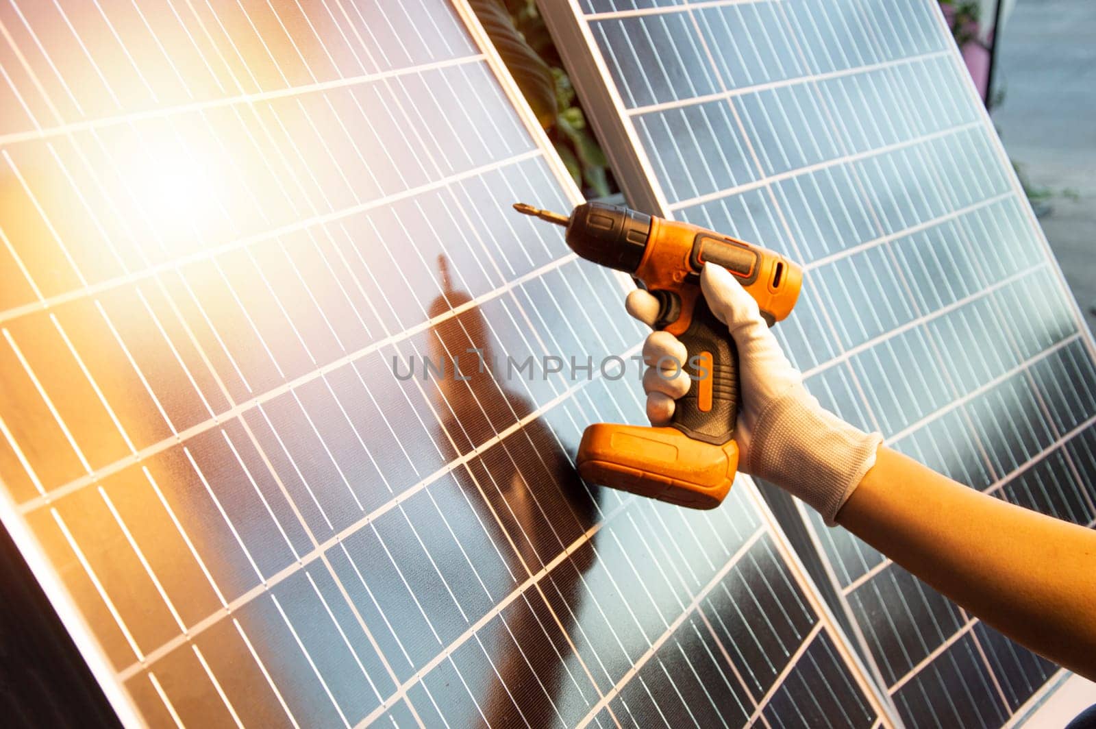 Clean energy concepts such as solar cells are increasingly being used, technicians are installing solar cells.