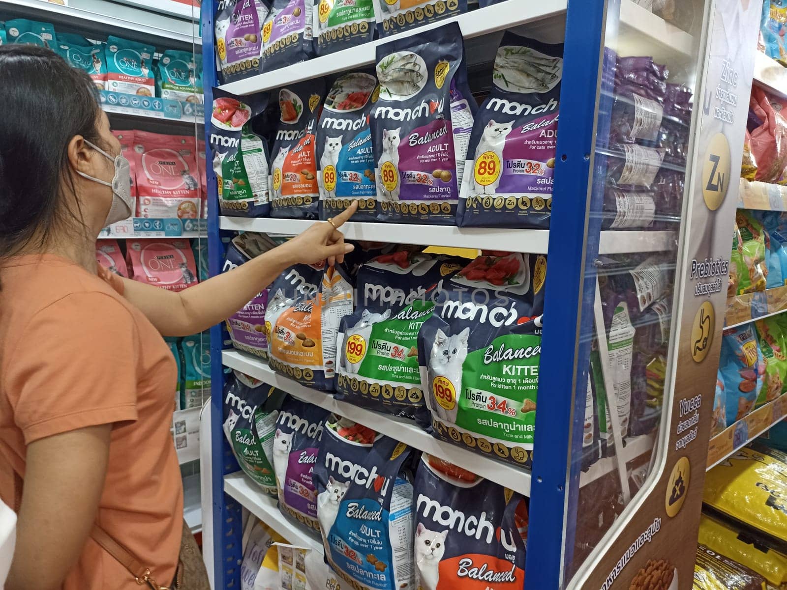 26-12-2022 Chonburi, Thailand Pet food shops, especially dogs and cats, are very popular.