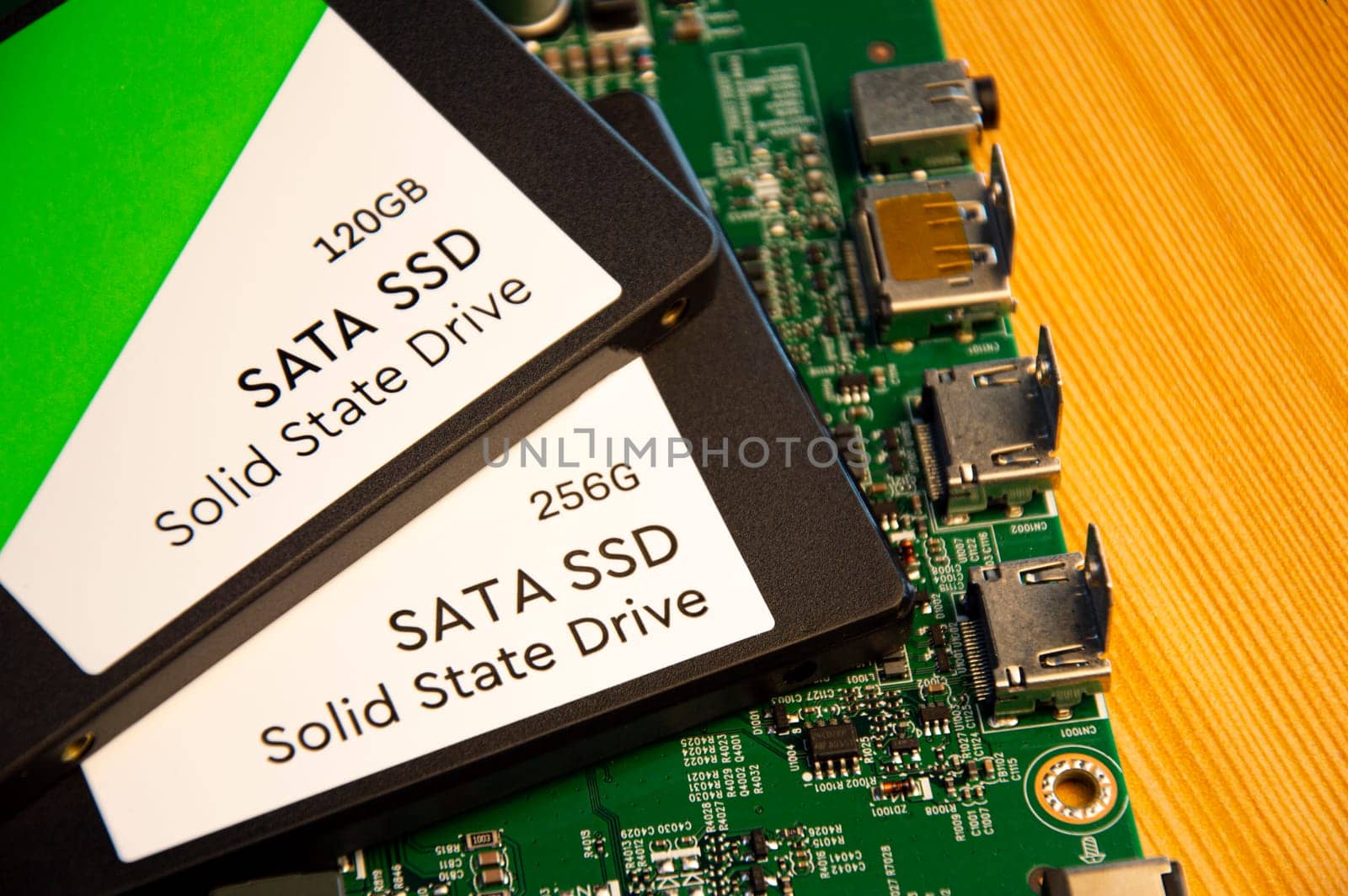 2.5-inch SSD hard drives, nowadays, are in great demand. by boonruen
