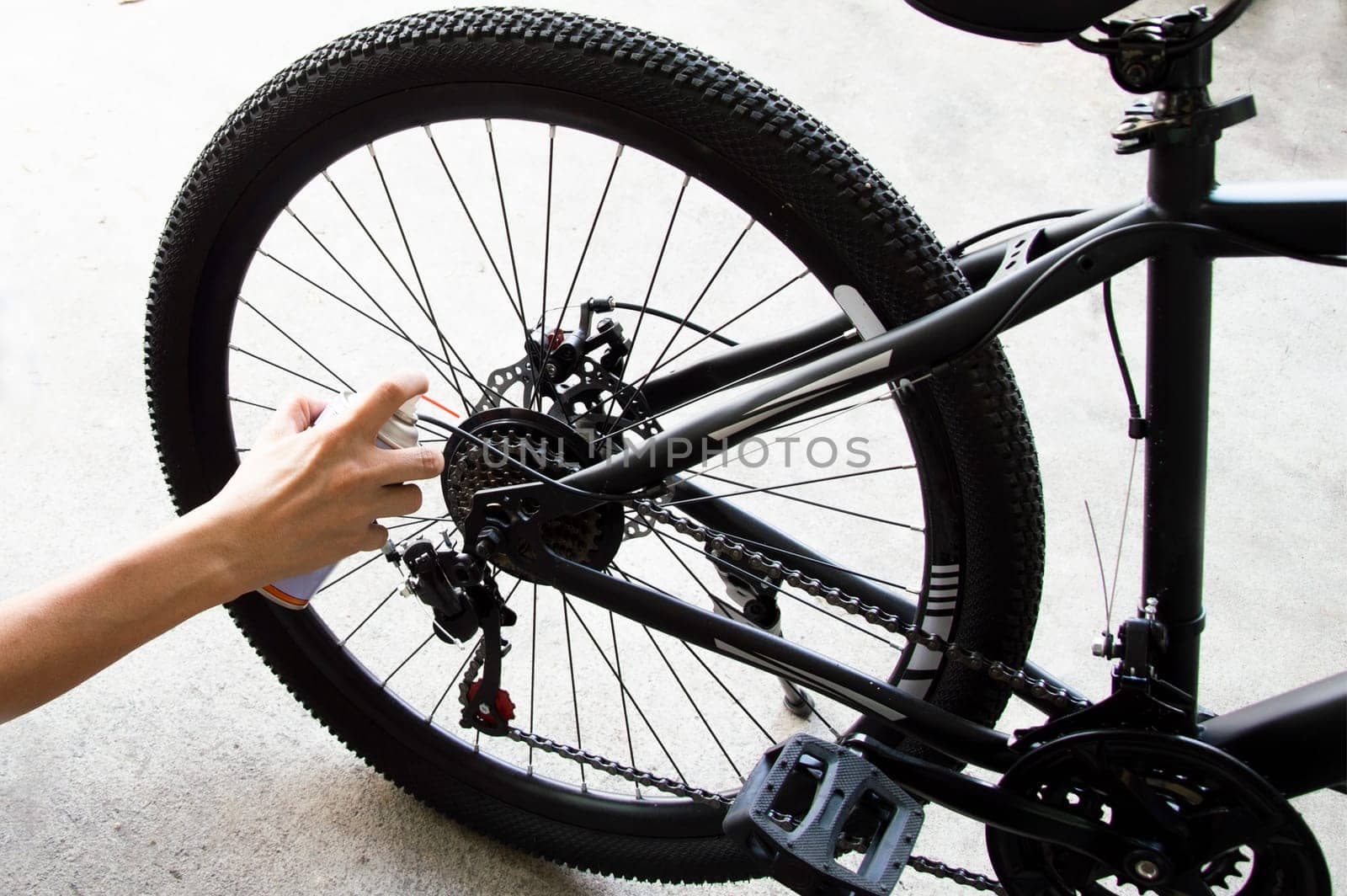 Bicycle gear lubricant spray to prevent rust and reduce humidity. by boonruen