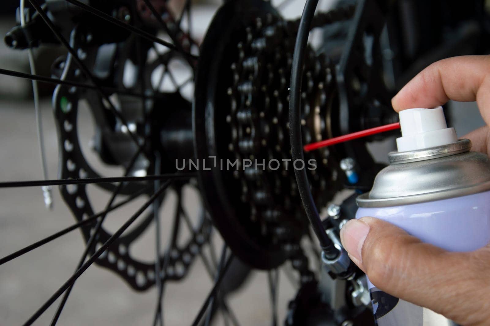 Bicycle gear lubricant spray to prevent rust and reduce humidity.