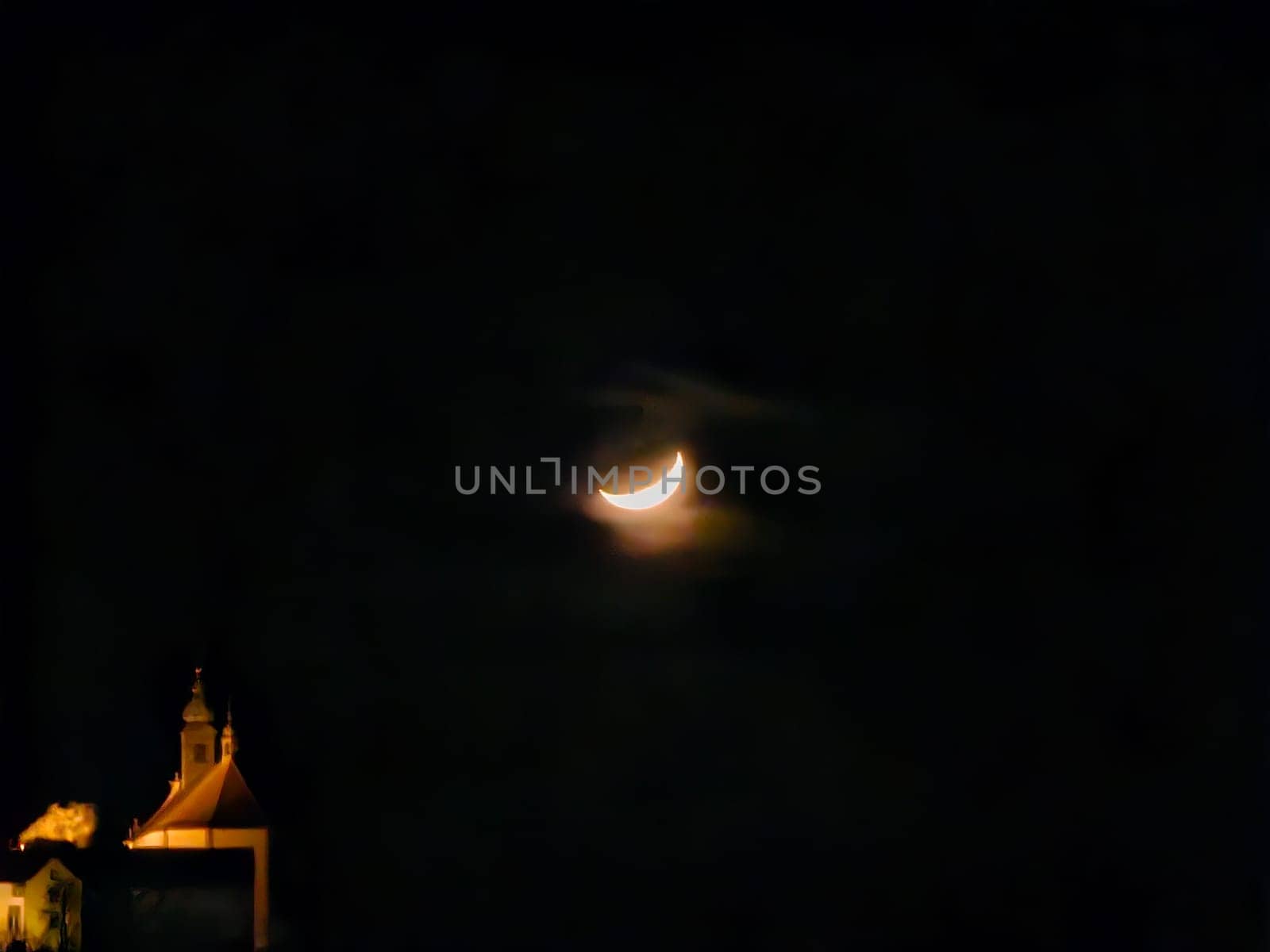 Franziskanerkloster Frauenberg mit Stiftskirche in Fulda, Deutschland, bei Nacht im Mondlicht und hellen Lichtern, in der Ferne. High quality photo