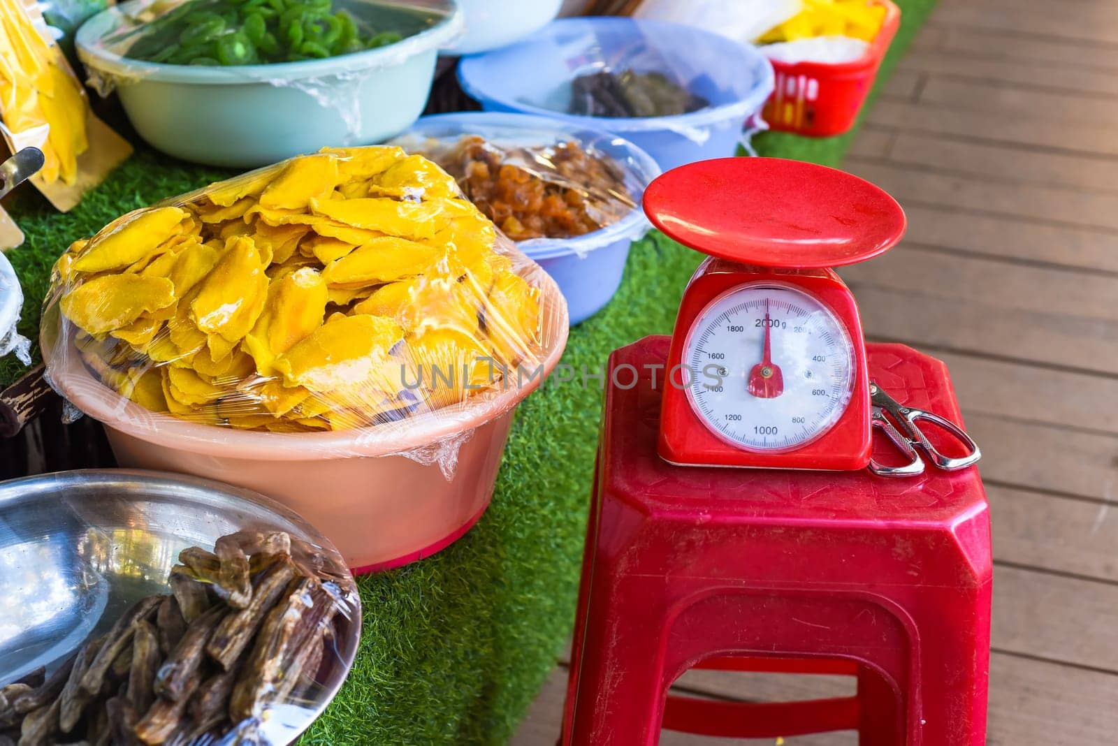 scales in the Vietnamese market for weighing dried fruits and snacks