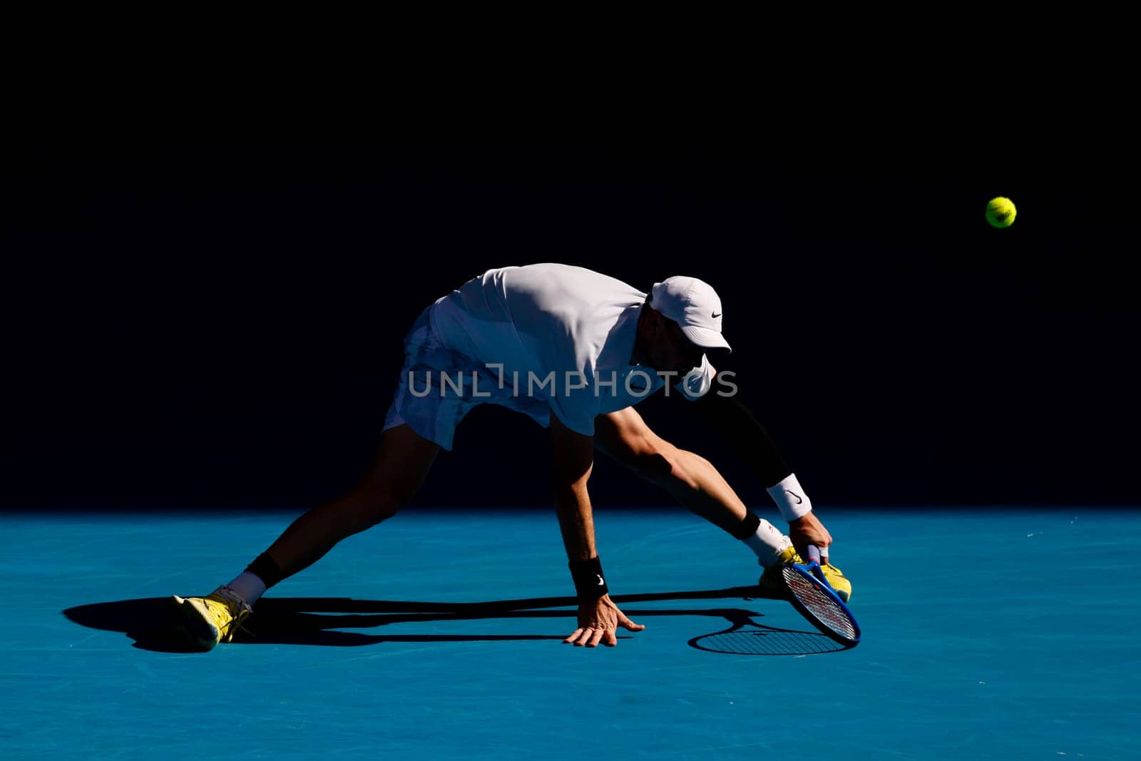 MELBOURNE, AUSTRALIA - JANUARY 19: Jack Draper of Great Britain hits a forehand whilst playing against Carlos Alcaraz of Spain on day eight of the 2025 Australian Open at Melbourne Park on January 19, 2025 in Melbourne, Australia.