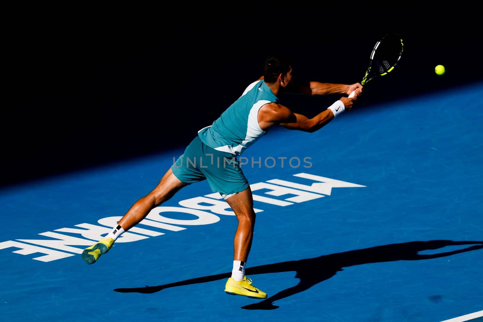 MELBOURNE, AUSTRALIA - JANUARY 19: Carlos Alcaraz of Spain hits a backhand to Jack Draper of Great Britain on day eight of the 2025 Australian Open at Melbourne Park on January 19, 2025 in Melbourne, Australia.