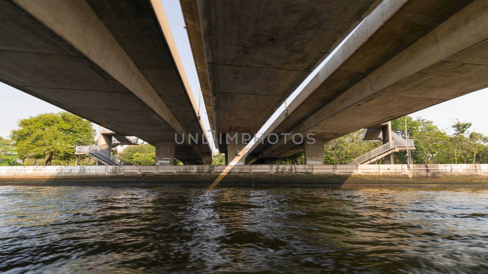 Tourist the popular boat travel under bridge on the Chao Phraya river. To stay in downtown Bangkok. And tourist attractions on both sides of the river.