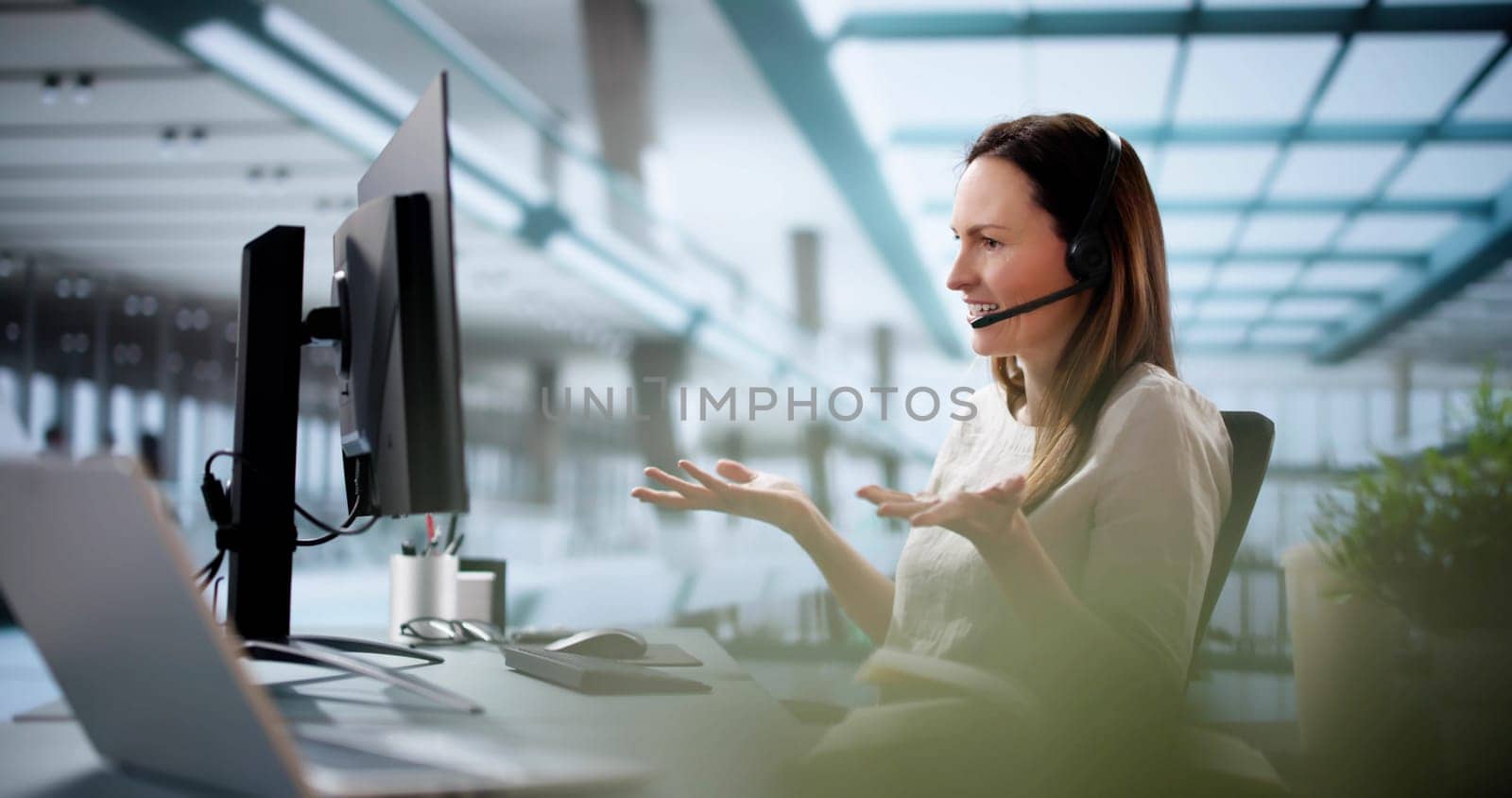 Smiling call center agent assists customers with efficiency and collaboration.