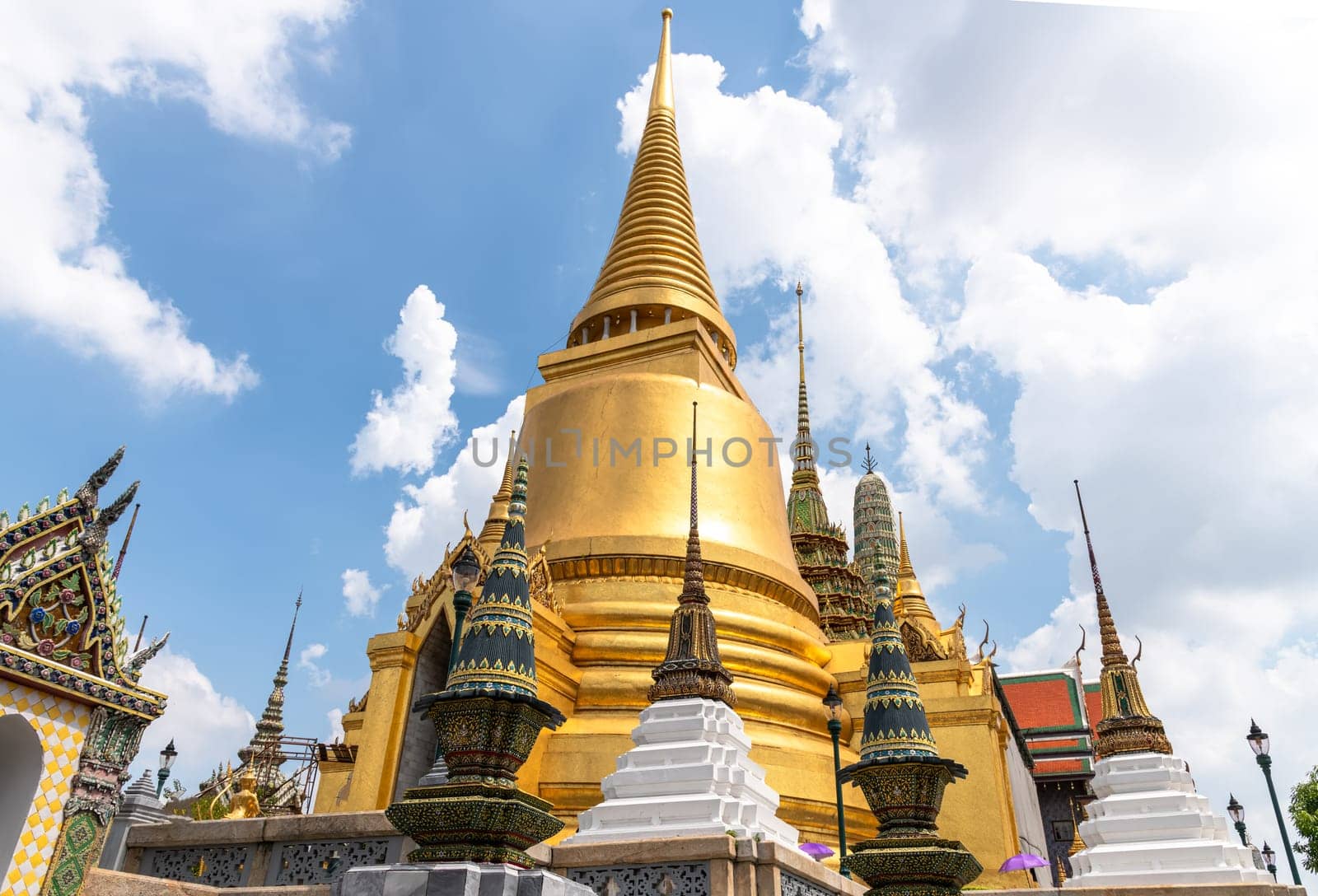 Explore the stunning beauty and cultural significance of the Wat Phra Kaew temple complex in vibrant Bangkok