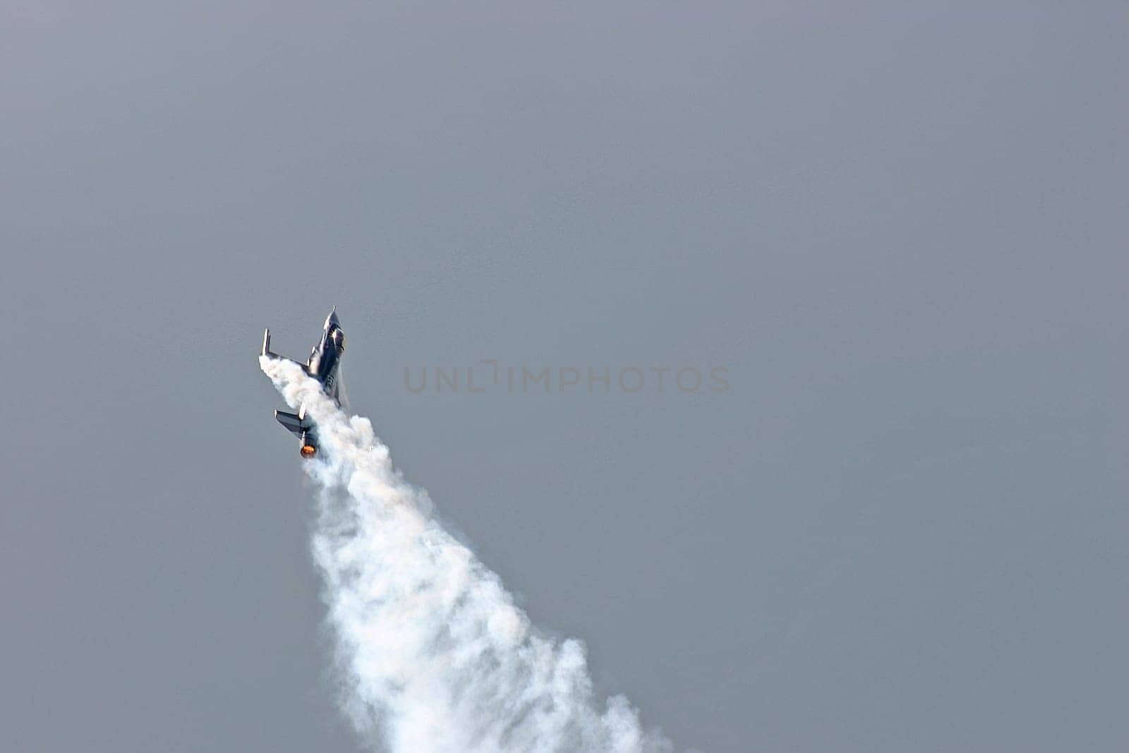 F16 Fighting Falcon flies Cobra