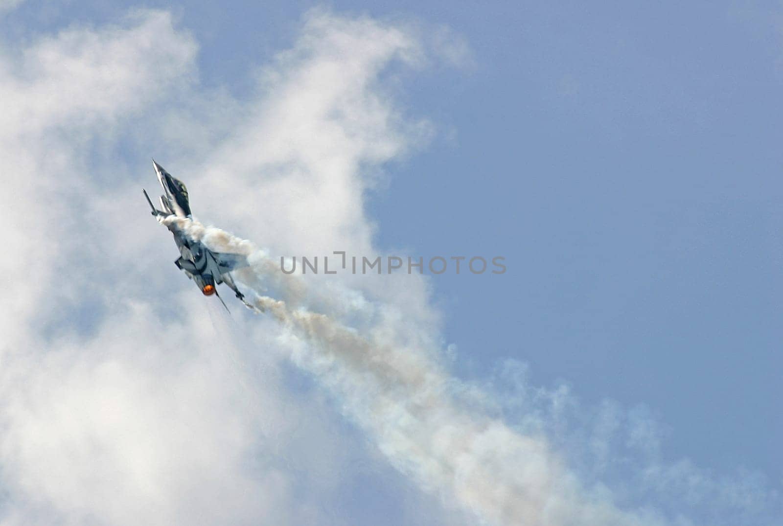 F 16 Fighting Falcon flies Cobra