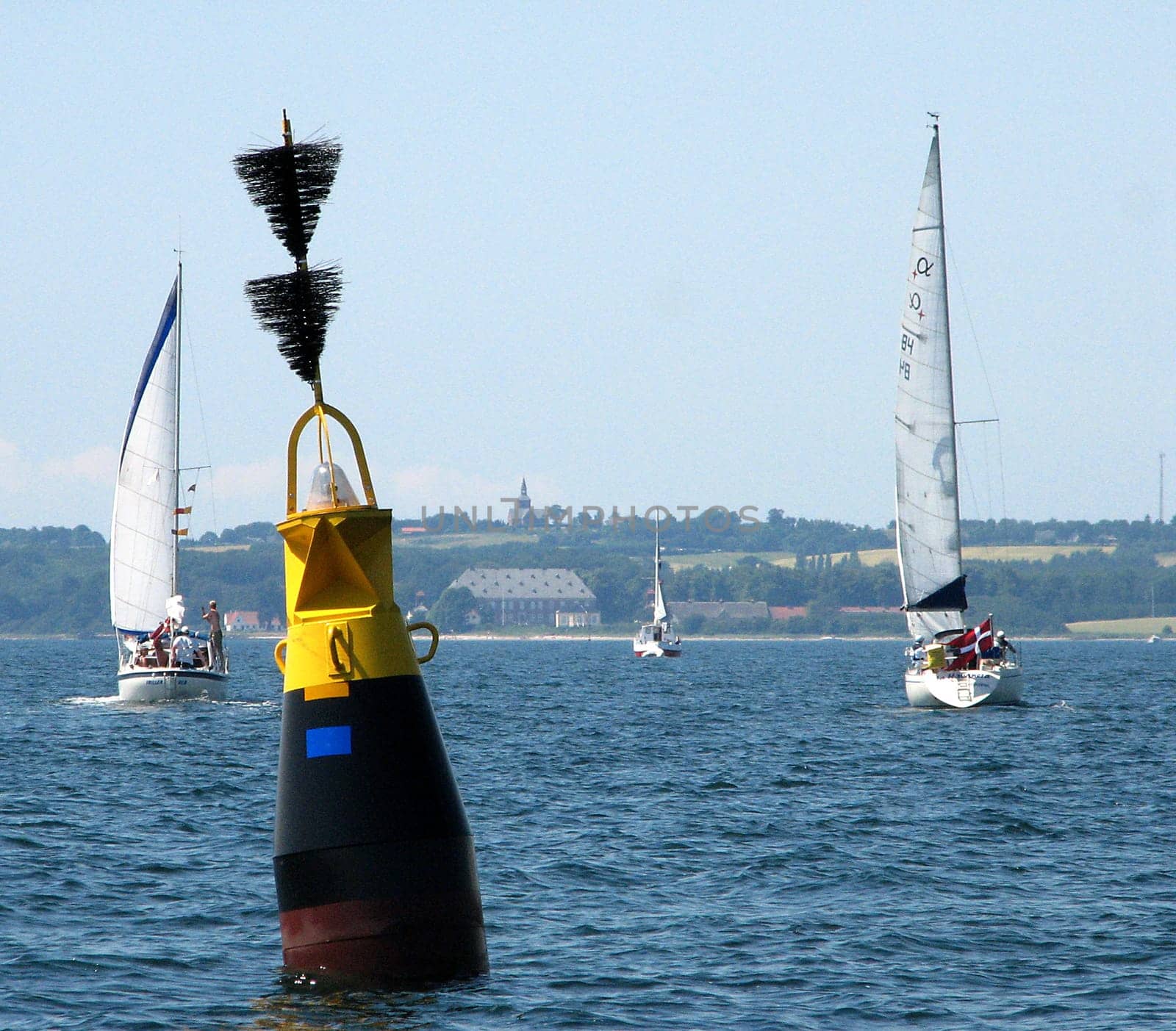Shallow barrel is the hot of this barrel. It is a southern one,it stands south of the shoal. You can recognize them by the top sign and by the arrangement of the colors. In the background you can see Waldemar's slot in front of Svendborg.